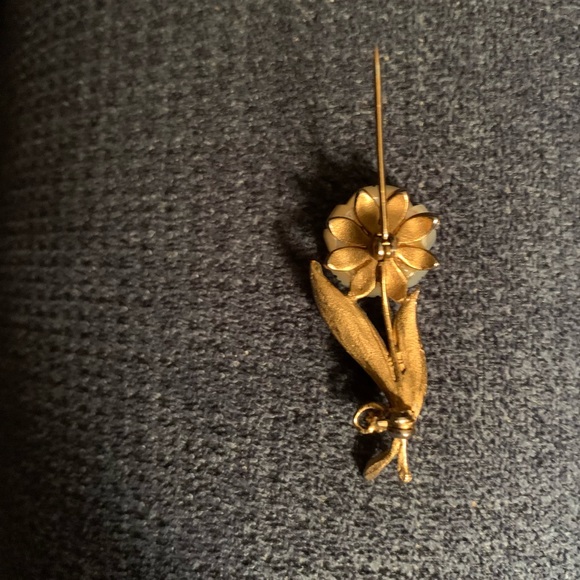 Be Mine! Mother of Pearl Rose Brooch ~Gold Tone ~Vintage ~Charming ~Whimsy - Picture 2 of 5